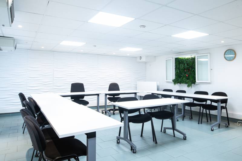 Salle de réunion à louer avec écran géant interactif tactile à La Seyne sur Mer Var 83